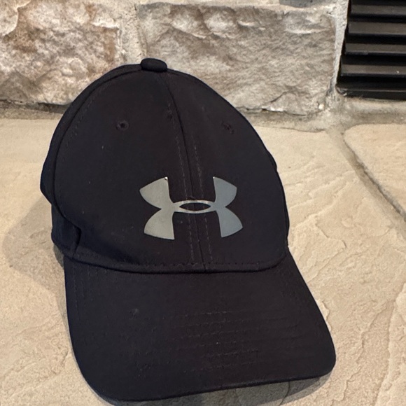 Youth Under Armour black Cap with Gray Logo - Picture 1 of 5